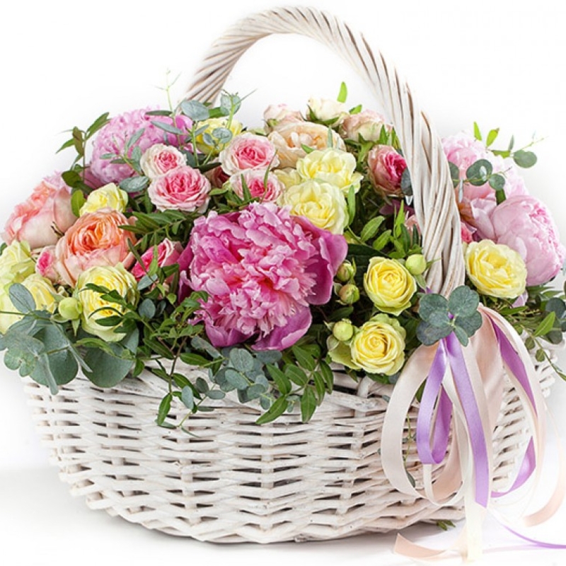 Букет сборный в корзине "Созвездие Любви"